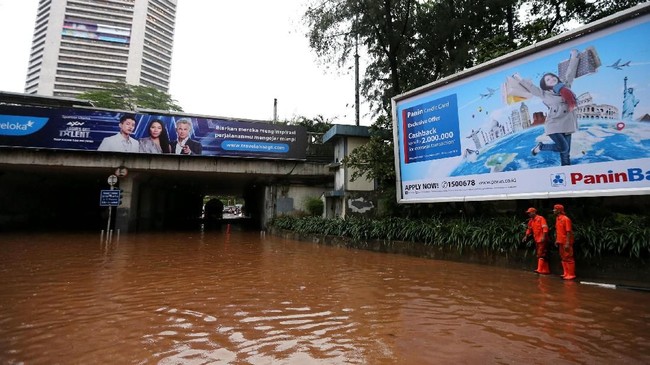 Ketinggian air di terowongan Dukuh Atas tercatat setinggi 50 cm. Di Jalan Panjang, sebuah pohon roboh akibat hujan lebat dan angin kencang.
