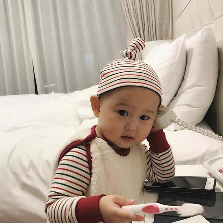 <p>Mau sikat gigi tapi ada telepon sebentar, maklum bayi sibuk. Hi-hi-hi.(Foto: Instagram @ra_yuju)  </p>