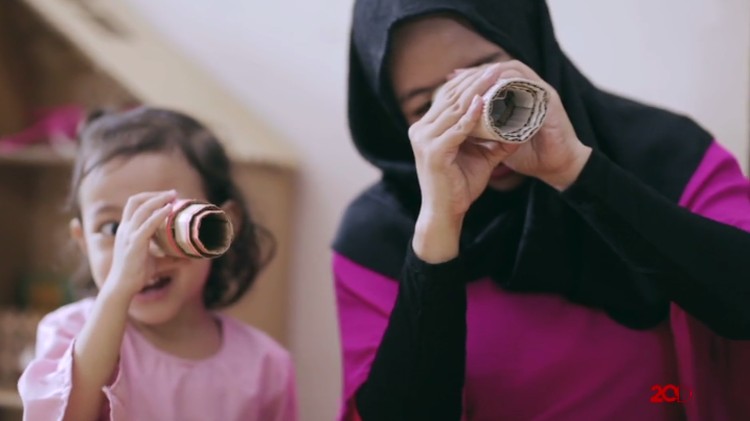 Kalau ada kardus bekas yang masih layak pakai, jangan dibuang, Bun. Bikin aja jadi teropong mainan buat anak.