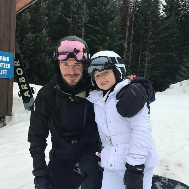 <p>Kali ini berpose dengan ayahnya saat main ski. Hmm, ayah dan anak sama-sama cute. (Foto: Instagram @harper_beckham)</p>