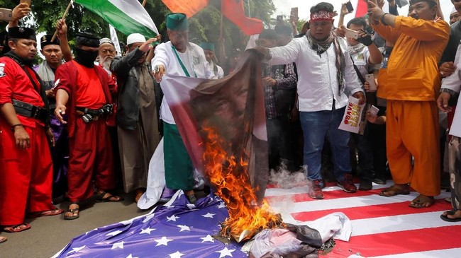 Muchsin Alatas menyarankan agar Presiden Jokowi tidak tanggung-tanggung dalam menentang kebijakan luar negeri AS yang baru saja diputuskan Trump.