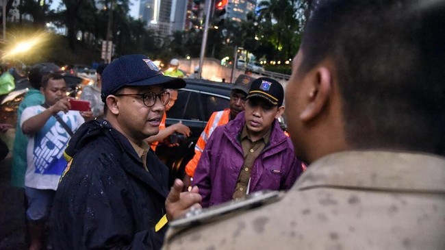Camat Pasar Minggu Agus Irwanto mengatakan, pemerintah melalui tim gabungan sudah berupaya menanggulangi banjir di Kampung Air sejak Senin malam.