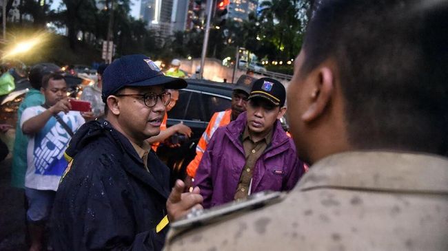 Anies: Tanggul Jati Padang Jebol karena Terbuat dari Pasir Camat Pasar Minggu Agus Irwanto mengatakan, pemerintah melalui tim gabungan sudah berupaya menanggulangi banjir di Kampung Air sejak Senin malam.