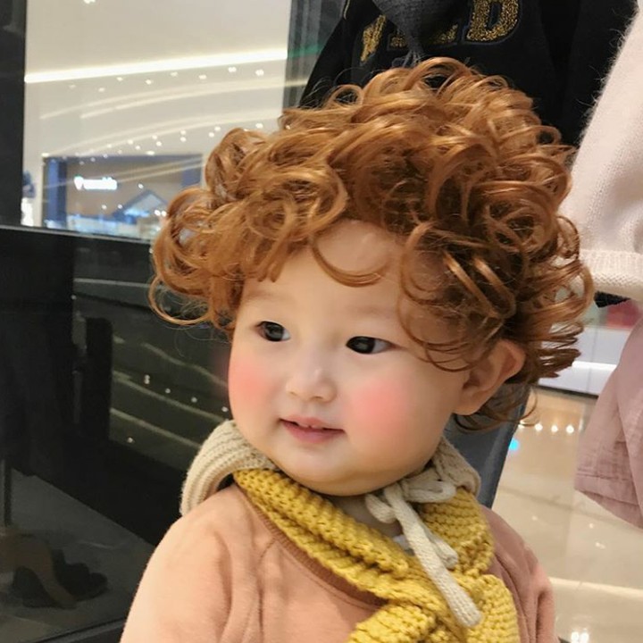 <p>Udah kayak bayi bule belum, Bun? Gemas banget ya pakai wig begini. (Foto: Instagram @ra_yuju)  </p>