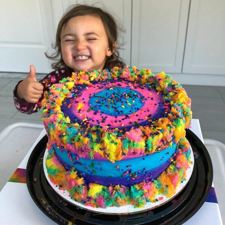 <p>Gemas banget ya ekspresi si kecil saat lihat kuenya.  (Foto: Instagram @foodbabyny)  </p>