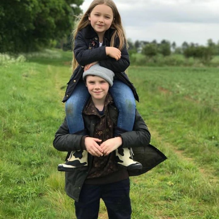 <p>Bersama Cruz Beckham, si kakak yang ganteng. (Foto: Instagram @harperbeckham_fashion)</p>