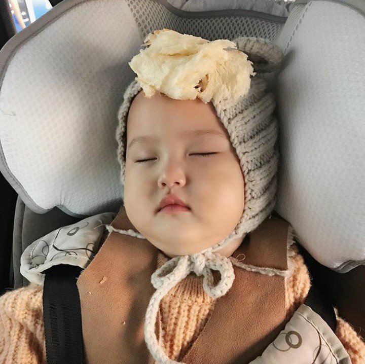 <p>Meskipun dalam keadaan tertidur Yuju tetap nggemesin! (Foto: Instagram @ra_yuju)  </p>