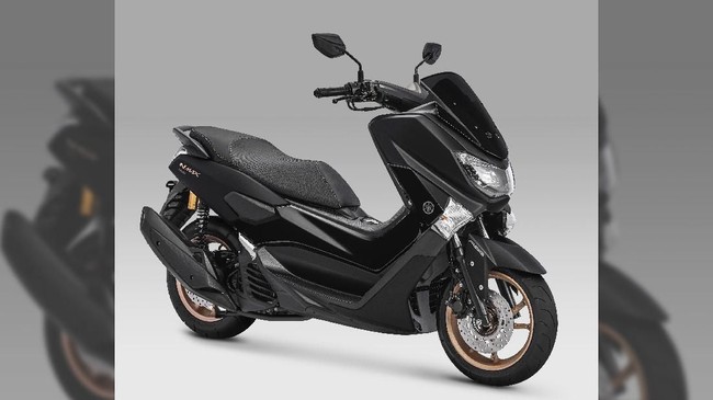 Yamaha Nmax dengan knalpot racing loncat saat selongsong gas diputas petugas polisi.