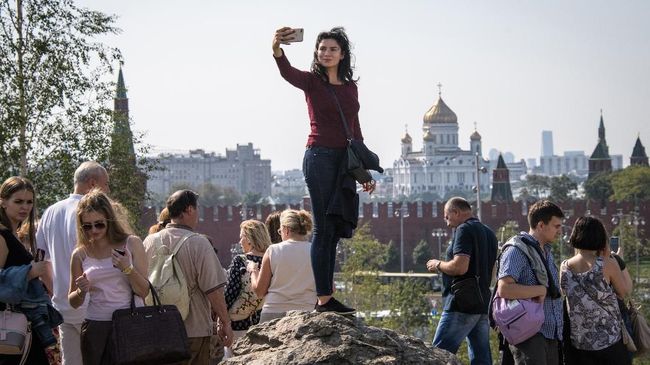 Rusia Akan Mempermudah Visa Wisata Bagi WNI Pemerintah Rusia berencana mempermudah pengajuan visa bagi wisatawan Indonesia agar lebih banyak yang berkunjung ke Negara Beruang Merah.