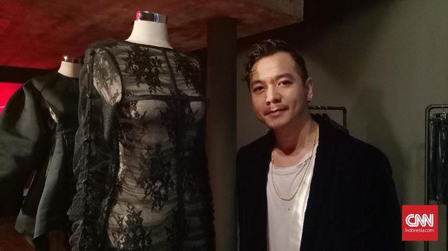 Desainer busana Harry Halim lama berkiprah di Paris. Kali ini, ia mengusung koleksinya yang identik dengan 'sisi gelap' dan dominasi hitam ke Jakarta.