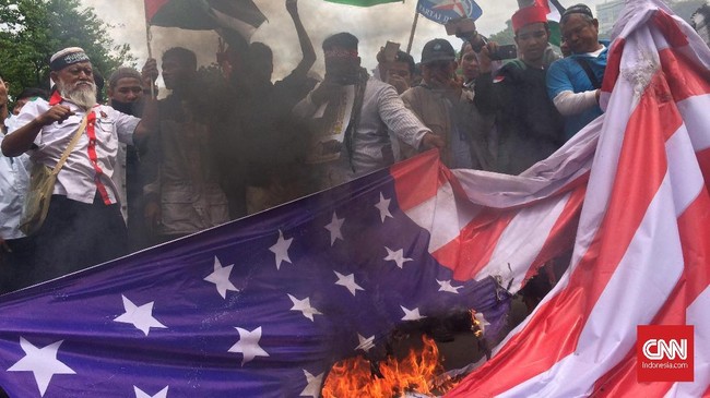 Aksi demo di depan Kedubes Amerika Serikat hari ini diwarnai pembakaran bendera AS dan Israel. Polda Metro Jaya berharap aksi demo itu berjalan tertib.