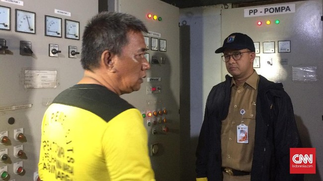 Petugas menyebut ada enam panel pompa air di Dukuh Atas, salah satunya tidak berfungsi. Anies pun memanggil Dinas Bina Marga soal itu malam ini.