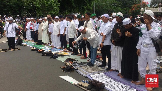 Dalam aksi ini, Ustaz Ahmad Israfil Mardhatillah dari Majelis Mujahidin nenjadi imam salat subuh berjamaah di atas panggung utama Monas.