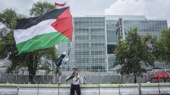 Komisi I mengkritik kehadiran anggota Wantimpres Yahya Staquf di Israel sebagai pembicara. Tindakan itu dinilai merusak diplomasi Indonesia dengan Palestina.