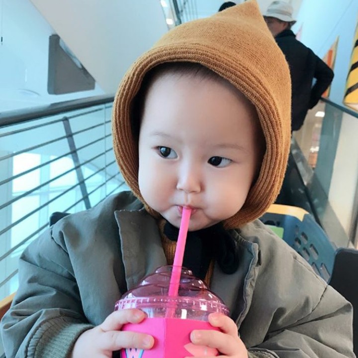 <p>Kayaknya Yuju doyan banget sama minumannya. (Foto: Instagram @ra_yuju)  </p>