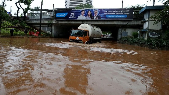 Netizen melaporkan banjir yang merendam sejumlah ruas jalan di Jakarta, termasuk Kuningan hingga Sudirman.