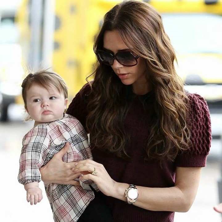 <p>Throwback saat Harper masih batita dan digendong bundanya. (Foto: Instagram  @harper_seven_beckham)</p>
