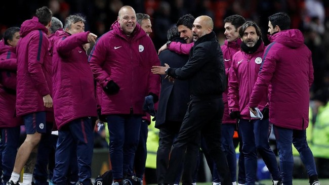Manajer Manchester Guardiola meminta maaf jika Manchester United tersinggung atas selebrasi kemenangan skuatnya di ruang ganti Stadion Old Trafford.