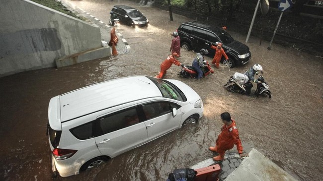 Mengemudikan mobil saat hujan deras lebih berisiko daripada saat cuaca normal. Hal demikian tentu akan memaksa pengemudi harus lebih berkonsentrasi.