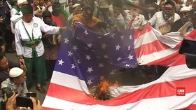 VIDEO: Kecam Trump, Bendera AS & Israel Dibakar