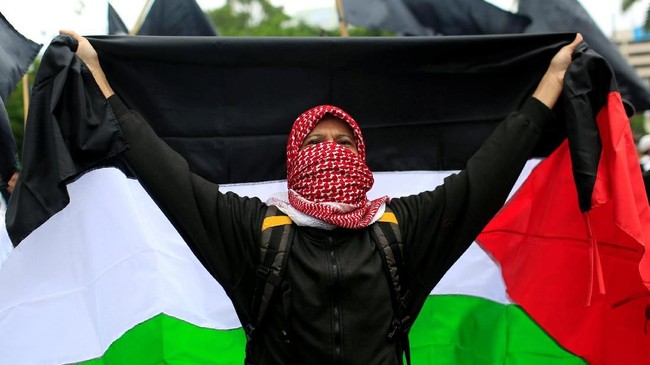 FPI menyebut aksi yang diinisiasi MUI itu adalah bentuk pengabdian untuk membantu saudara se-aqidah di Palestina dari cengkeraman zionis Israel.