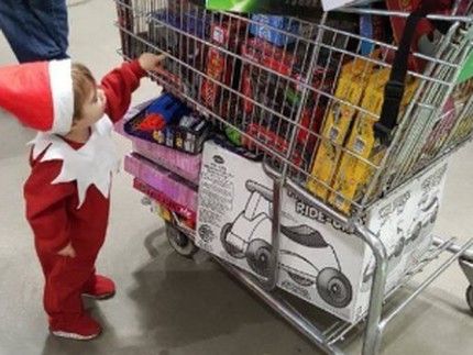 Aksi Bocah Jadi 'Boneka Natal' Demi Berbagi dengan Anak Lain