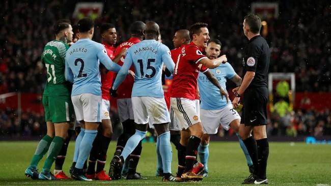 Asosiasi Sepak Bola Inggris (FA) memastikan akan melakukan penyelidikan terkait insiden dalam lorong ganti antara MU dan Manchester City.