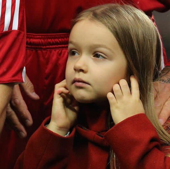 <p>Ini pas Harper ikut ayahnya ke lapangan sepak bola, Bun. Cantik ya. (Foto: Instagram  @harperbeckham_fashion)</p>