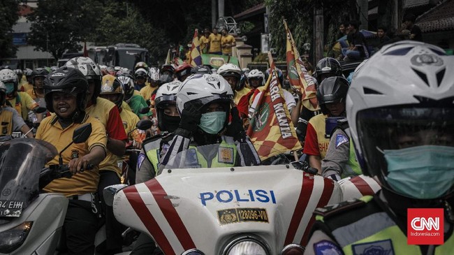 Seorang petugas kepolisian ditabrak geng motor yang melalukan konvoi ugal-ugalan di jalan protokol Makassar, Sulawesi Selatan.