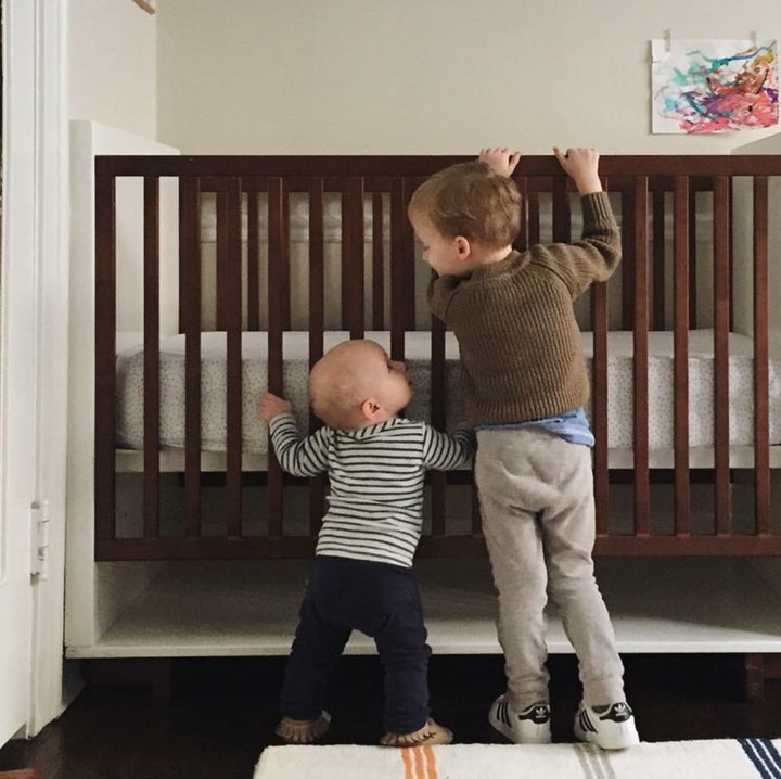 <div>Gemas banget ya ngelihat tingkah adik kakak ini. (Foto: Instagram/ @livviejane)</div>