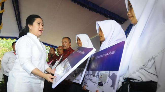 Menteri Koordinator Pembangunan Manusia dan Kebudayaan Puan Maharani membagikan ratusan komputer dan buku bacaan di Klaten dan Boyolali, Jawa Tengah.