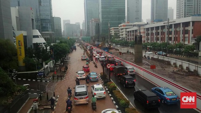 Pembangunan proyek infastruktur disebut menutup jalan air sehingga air tak langsung masuk ke saluran saat hujan deras turun.