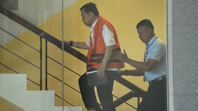 Kuasa hukum Setnov, Maqdir Ismail mengatakan, kliennya tak bisa menghindari proses hukum di KPK karena lembaga tersebut tak bisa mengeluarkan SP3.
