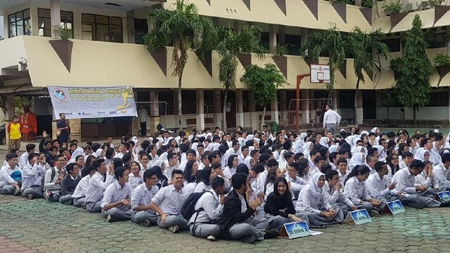 Sebanyak 359 siswa kelas IX SMA 8 Jakarta akan berangkat ke Tasikmalaya untuk mengadakan bakti sosial dan riset ilmiah di desa.