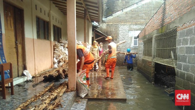 Hujan deras disertai angin yang mengguyur Jakarta berpotensi memicu banjir, lewat aplikasi Anda bisa memantau ketinggian air di sejumlah pintu air.