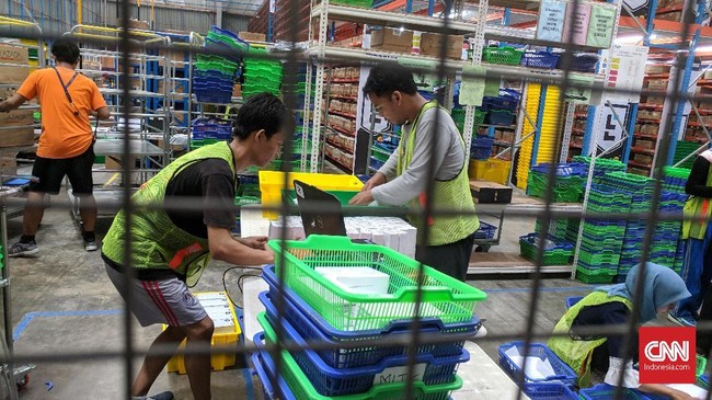 Kebijakan pemerintah untuk mempermudah masuknya pekerja asing demi mendorong investasi masuk dikhawatirkan akan mengambil lahan pekerja lokal.