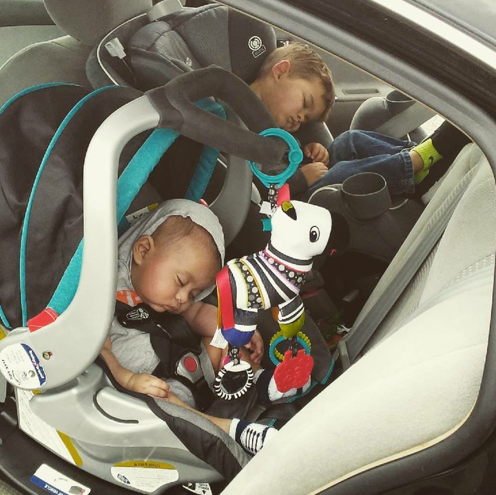 <div>Ketiduran di mobil aja posenya bisa kompak banget. (Foto: Instagram/ @laurenrosas_est2013)</div>