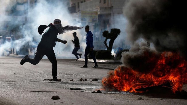 Tentara Israel menembak mati empat warga Palestina di perbatasan Gaza pada Sabtu pagi. Baku tembak terjadi ketika warga Palestina bersiap merayakan Idul Adha.