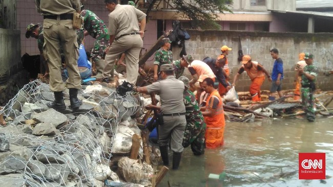 Pintu air Jati padang, Jaksel, yang jebol usai hujan deras, Senin (11/12), diperbaiki ratusan aparat untuk mengantisipasi potensi banjir.