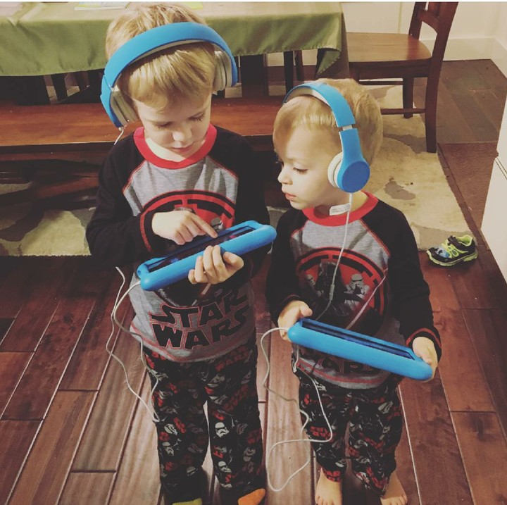 <div>Baju, headphone, sama tablet udah samaan nih. Kurang kompak apa coba? (Foto: Instagram/ @emilycoming)</div>