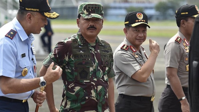 Panglima TNI Marsekal Hadi Tjahjanto bersama Kapolri Jenderal Tito Karnavian meninjau pengamanan Hari Raya Natal 2017 ke sejumlah gereja di Jakarta.
