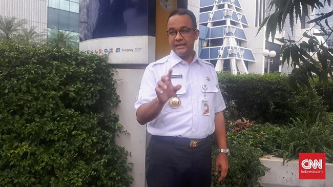 Gubernur DKI Anies Baswedan menyebut, proyek LRT penyebab genangan di underpass Jl. MT Haryono akibat beton-beton yang menutupi saluran air.