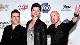 Kejutkan Fans, The Script Nyanyi di Atas Mobil Saat Konser di Surabaya