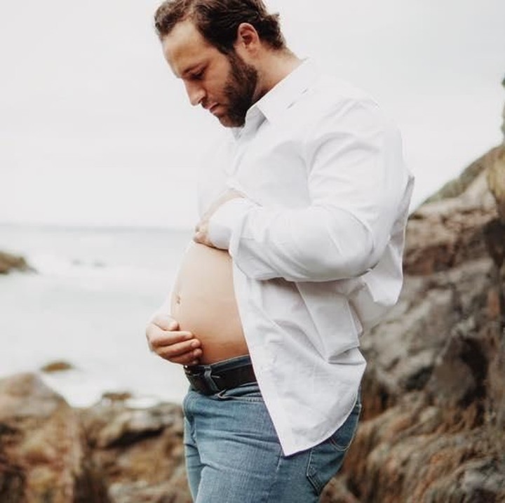 <p>Kali ini berpose layaknya ibu hamil yang sedang melakukan maternity photoshoot.</p>