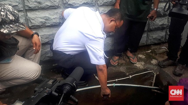 Gubernur DKI Jakarta Anies Baswedan menyebut, penyebab banjir di Kuningan, Jakarta, adalah proyek LRT, kabel fiber optik, dan sampah.