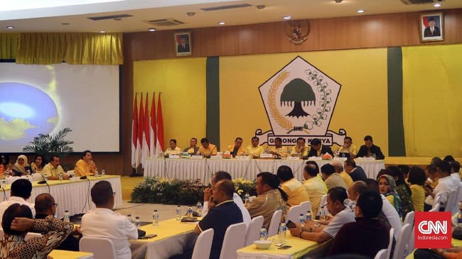 Koordinator Nasional Go Prabu Cupli Risman mengatakan sejumlah kader Golkar kecewa karena Jokowi tak memilih Airlangga Hartarto sebagai cawapres.
