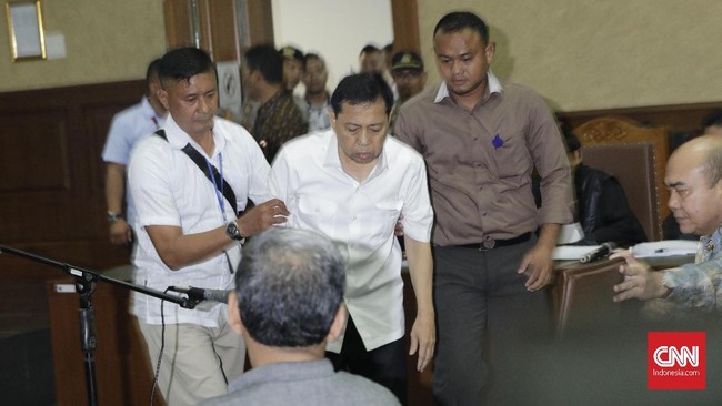 Setya Novanto hanya diam saat ditanyai hakim Pengadilan Tipikor Jakarta. Pengacara klaim Setnov tak sehat, namun dokter KPK dan dari IDI menilai sebaliknya.