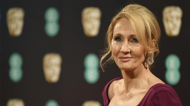 British author J. K. Rowling poses upon arrival at the BAFTA British Academy Film Awards at the Royal Albert Hall in London on February 12, 2017. / AFP PHOTO / Justin TALLIS