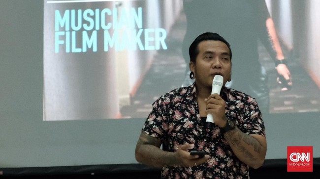 Akibat angin kencang, pesawat latih yang ditumpangi Erix Soekamti jatuh di kawasan Playen dan tersangkut di pohon. Tak ada korban jiwa dalam kecelakan itu.