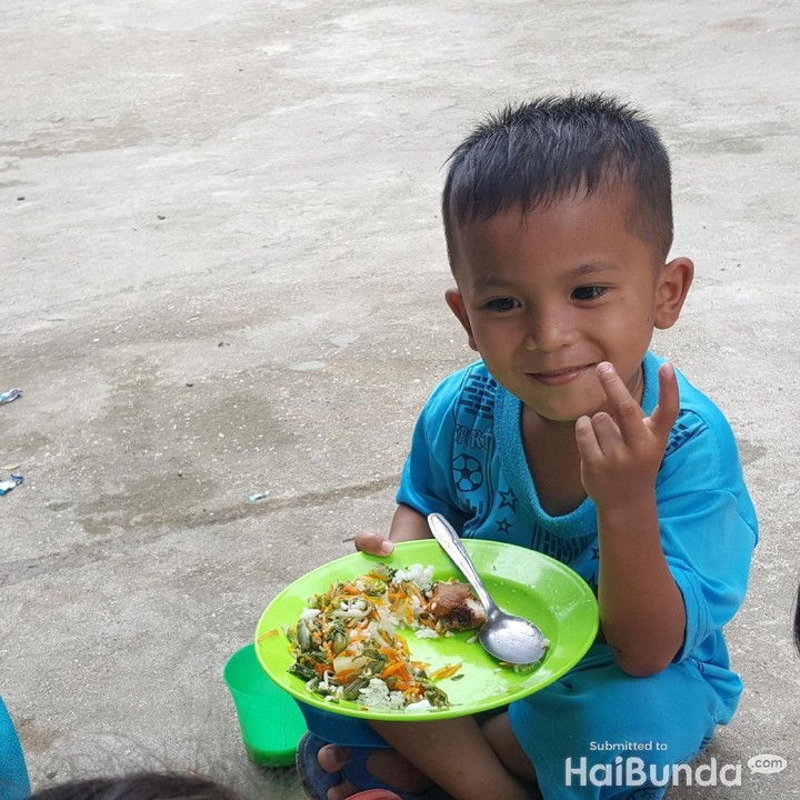 <p>Maksudnya sudah makan dua piring, gitu ya? He-he-he. (Foto: Nurvita Indarini)</p>